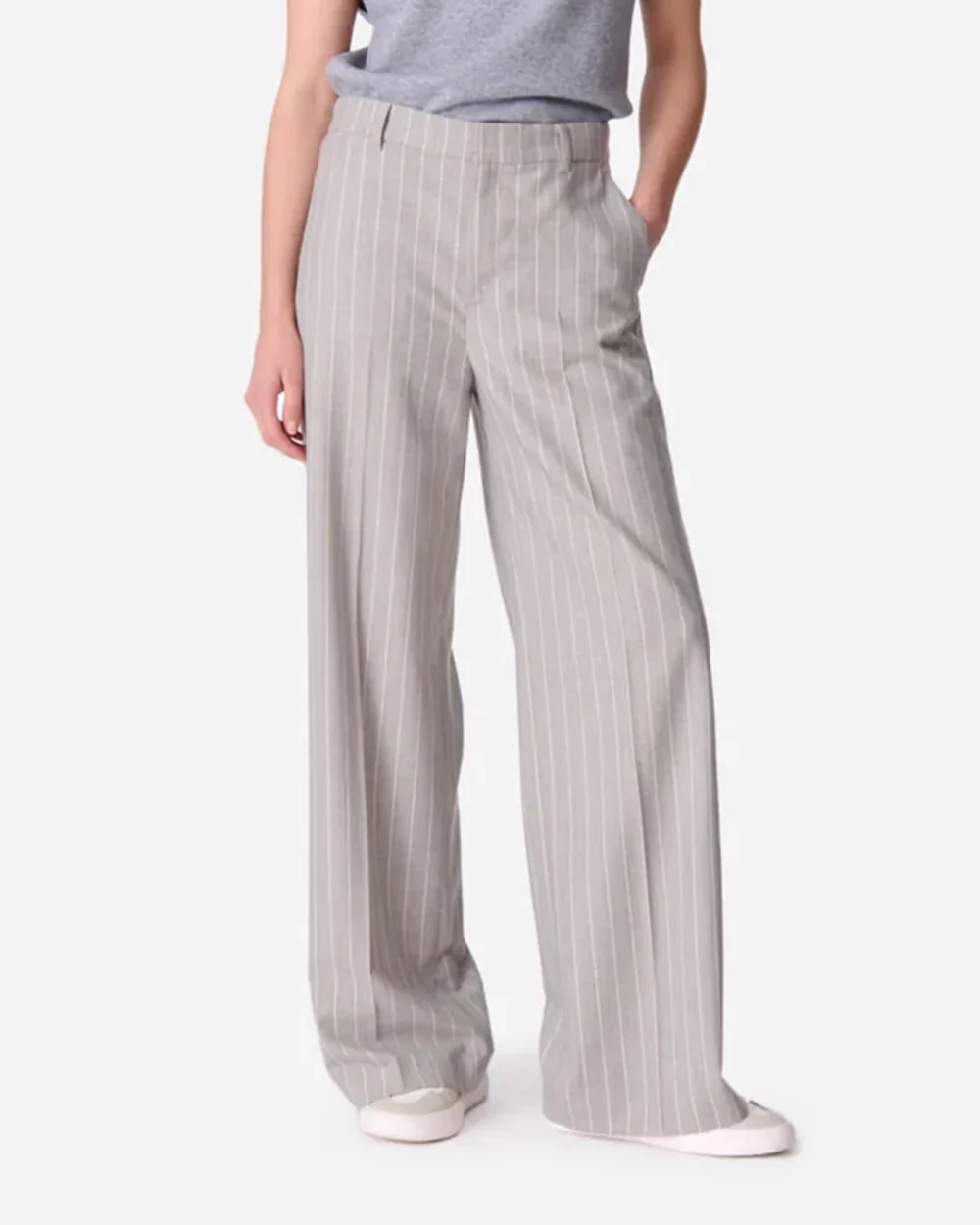 Woman / Sale